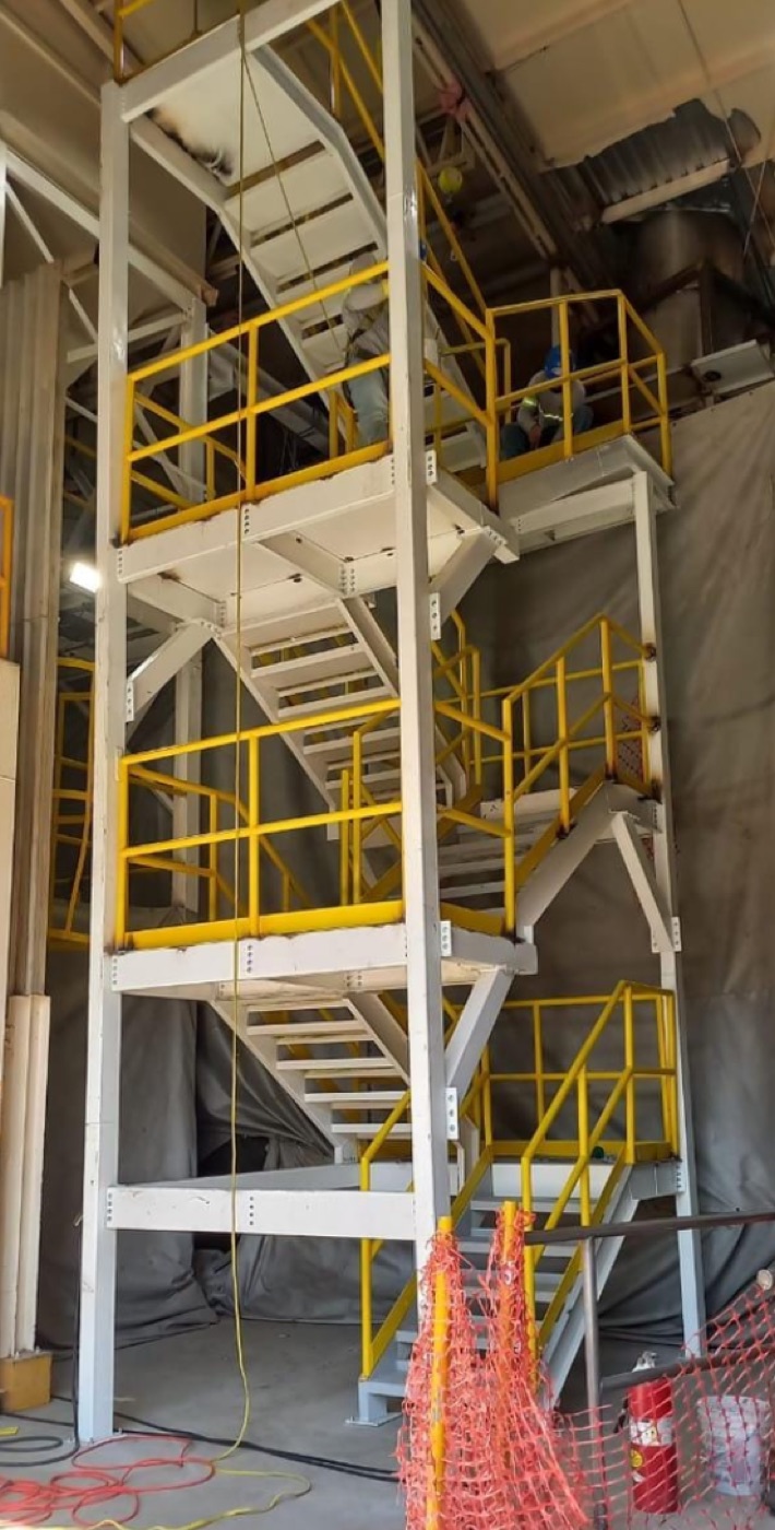 Estructura metálica fabricada y montada por Meocein en planta industrial